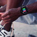 Montre connectée noire sur poignet d'un homme, affichant des options de menu colorées. Idéale pour le sport et le suivi d'activités.