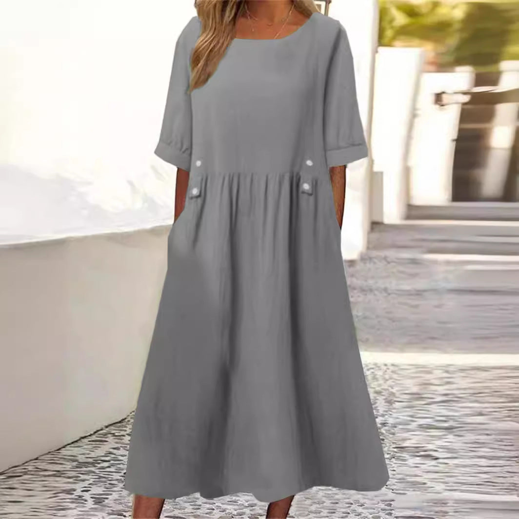 Robe grise ample en lin pour femme, manches courtes, poches latérales, style décontracté, idéale pour l'été, fond urbain lumineux.