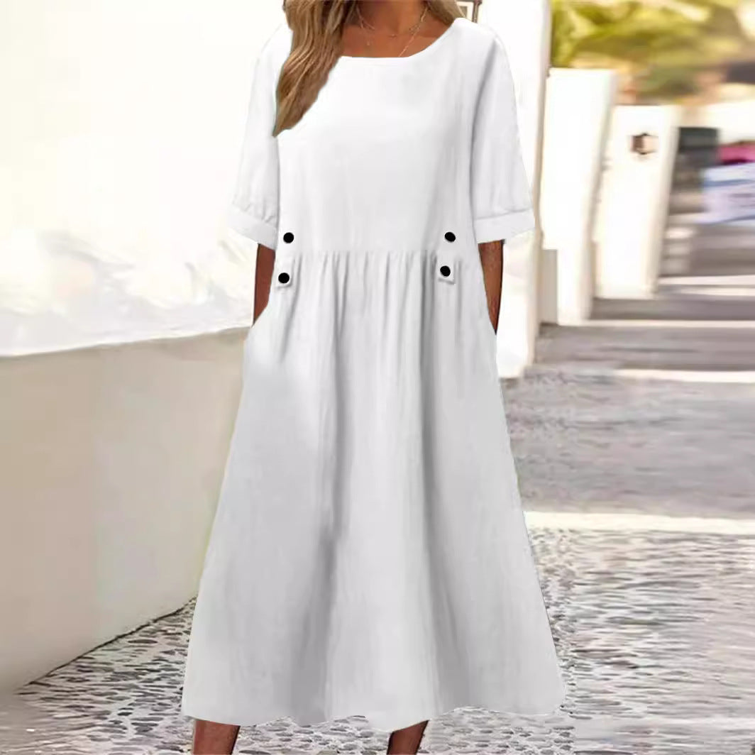 Robe blanche élégante avec manches courtes et poches, boutons décoratifs noirs, idéale pour l'été. Mode féminine, style décontracté chic.
