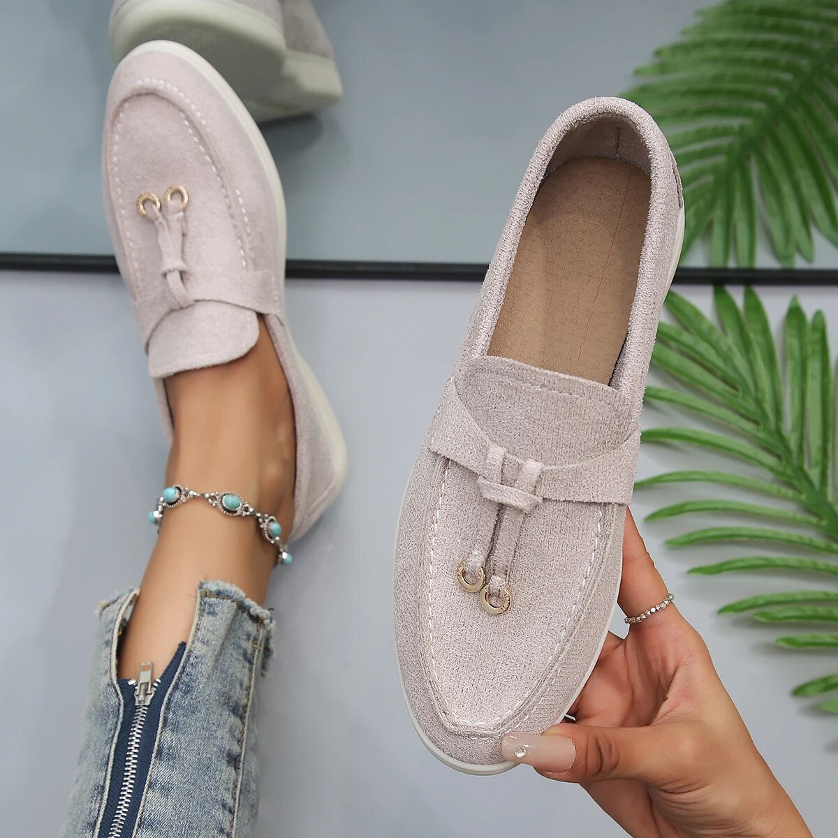Chaussures mocassins beiges pour femme, élégantes et confortables, portées avec un jean décontracté. Accessoire de mode tendance.