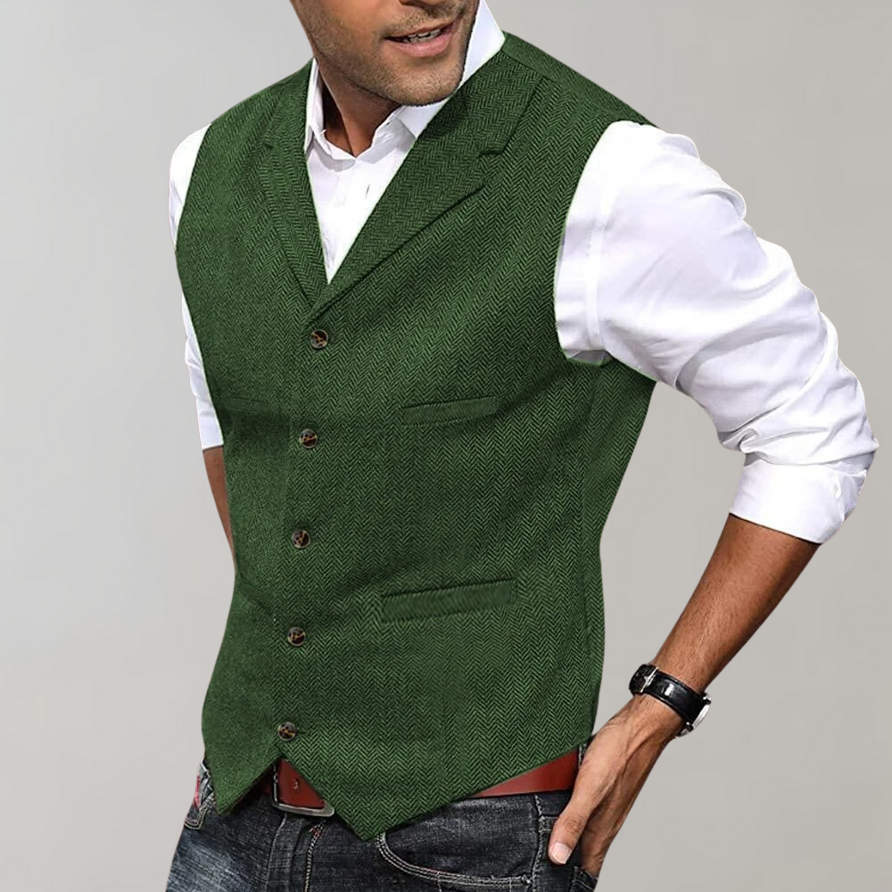 Homme portant un gilet vert élégant sur chemise blanche, style décontracté chic, mode masculine, tenue moderne, tendance vestimentaire.