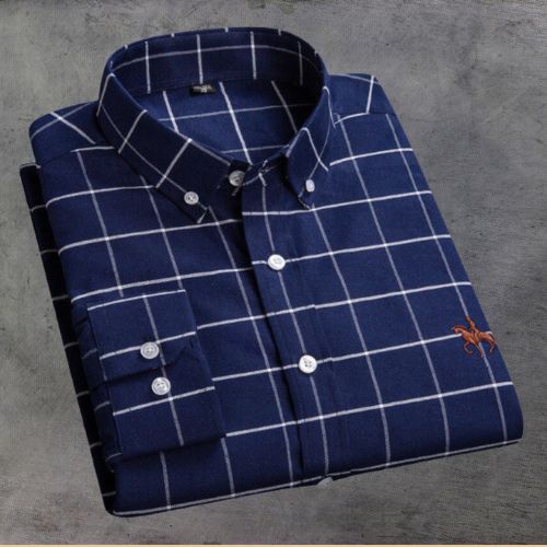 Chemise homme à carreaux bleue, manches longues, col boutonné, motif cavalier brodé, style élégant et décontracté, mode masculine tendance.