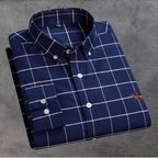 Chemise homme à carreaux bleue, manches longues, col boutonné, motif cavalier brodé, style élégant et décontracté, mode masculine tendance.