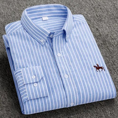 Chemise bleue à rayures blanches, col boutonné, logo cavalier brodé, posée sur fond gris. Mode masculine élégante, vêtement classique.