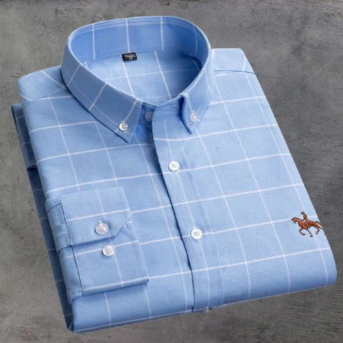 Chemise homme bleue à carreaux blancs, col boutonné, manches longues, logo brodé, élégante et moderne, idéale pour bureau ou occasions formelles.