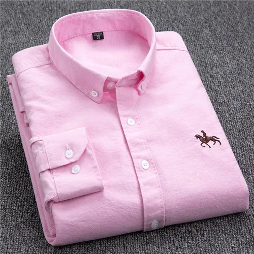 Chemise rose homme en coton, col boutonné, logo cavalier brodé, manches longues, posée sur fond gris. Mode élégante, vêtement décontracté.