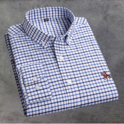 Chemise à carreaux bleus et blancs pliée, avec logo brodé, sur fond gris. Mode masculine élégante, vêtement classique, style décontracté.