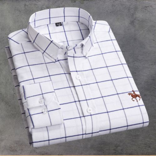 Chemise blanche à carreaux bleus pour homme, manches longues, col classique, logo brodé, style élégant et décontracté, mode masculine tendance.