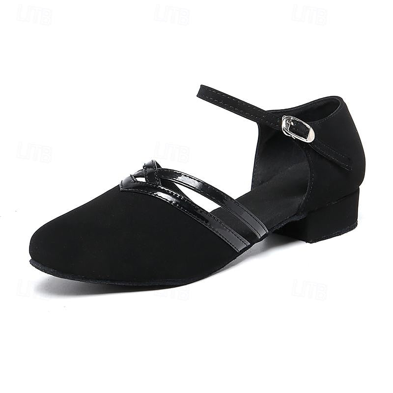 Chaussure de danse noire pour femme avec bride cheville, talon bas et détails vernis. Idéale pour salsa, tango, danse de salon.