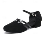 Chaussure de danse noire pour femme avec bride cheville, talon bas et détails vernis. Idéale pour salsa, tango, danse de salon.