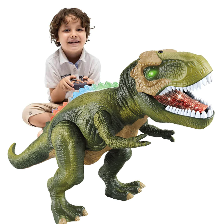 Enfant jouant avec un dinosaure jouet télécommandé T-Rex vert, dents blanches, yeux lumineux, sur fond blanc. Jouet interactif pour enfants.