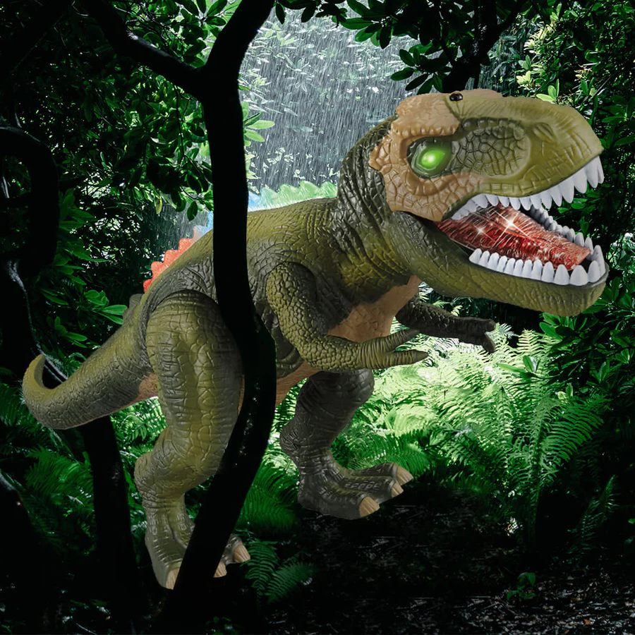 Dinosaure T-Rex jouet réaliste dans une jungle luxuriante, éclairé par la lumière du jour, entouré de fougères et de végétation dense.