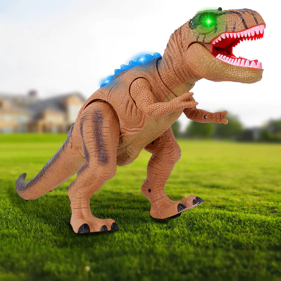 Dinosaure jouet T-Rex en plastique avec yeux lumineux verts et dents rouges, posé sur une pelouse verte, maison floue en arrière-plan.