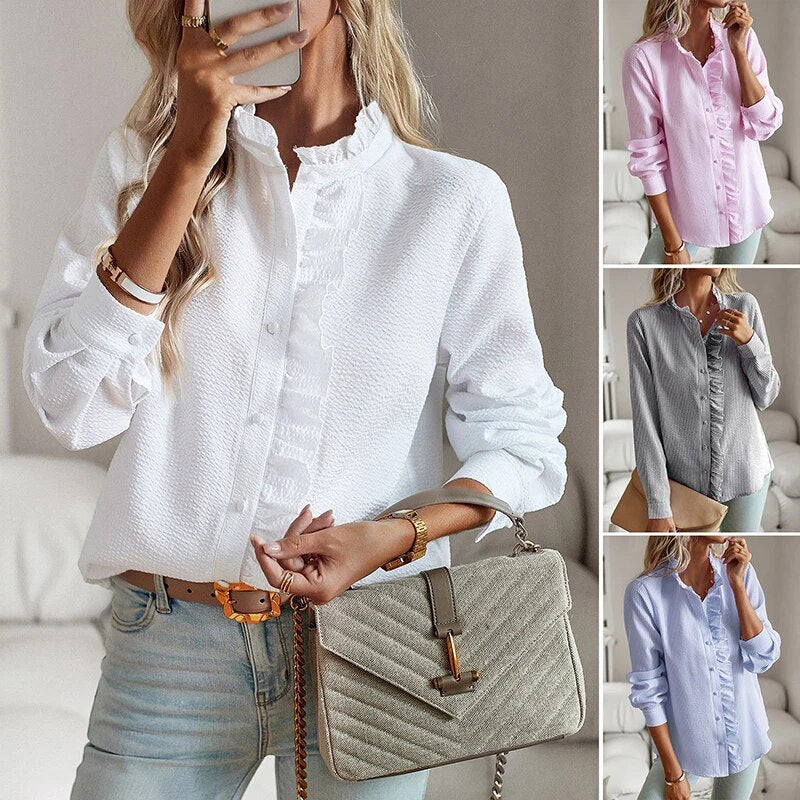 Femme portant une chemise blanche élégante avec volants, tenant un sac à main beige. Variantes de chemises en rose, gris et bleu visibles à droite.