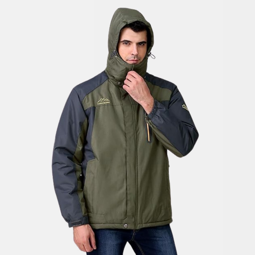 Homme portant une veste imperméable verte et grise avec capuche, idéale pour randonnée et activités extérieures. Mode outdoor, vêtement chaud.