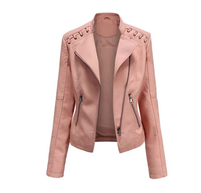 Veste en cuir rose pour femme avec fermeture éclair, détails cloutés aux épaules, style motard. Mode féminine, tendance automne-hiver.