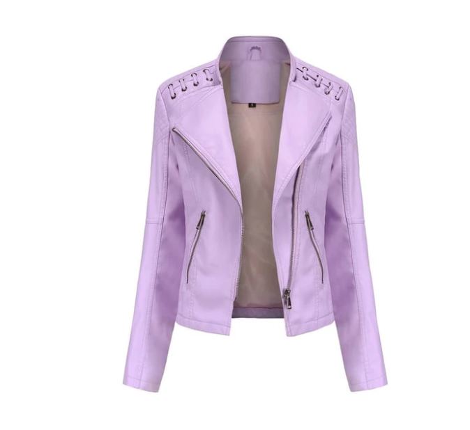 Veste en cuir violet clair pour femme avec fermeture éclair, détails cloutés aux épaules, style motard. Mode féminine tendance, élégance urbaine.
