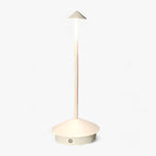 Lampe de bureau moderne blanche avec abat-jour conique, design minimaliste, éclairage LED, idéale pour bureau ou chambre, style contemporain.