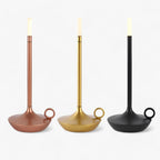 Trois bougeoirs modernes en métal, couleurs cuivre, or et noir, avec anneau décoratif. Design minimaliste et élégant pour décoration intérieure.