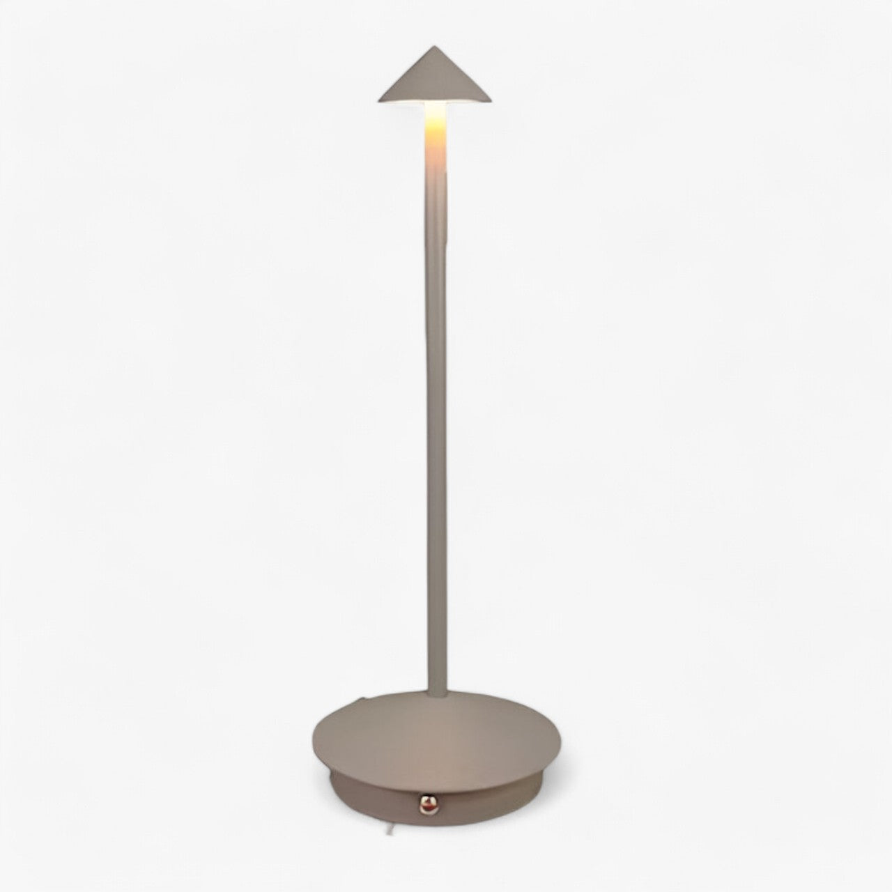 Lampe de table moderne en métal beige avec abat-jour conique, éclairage LED intégré, design minimaliste, idéale pour décoration intérieure contemporaine.