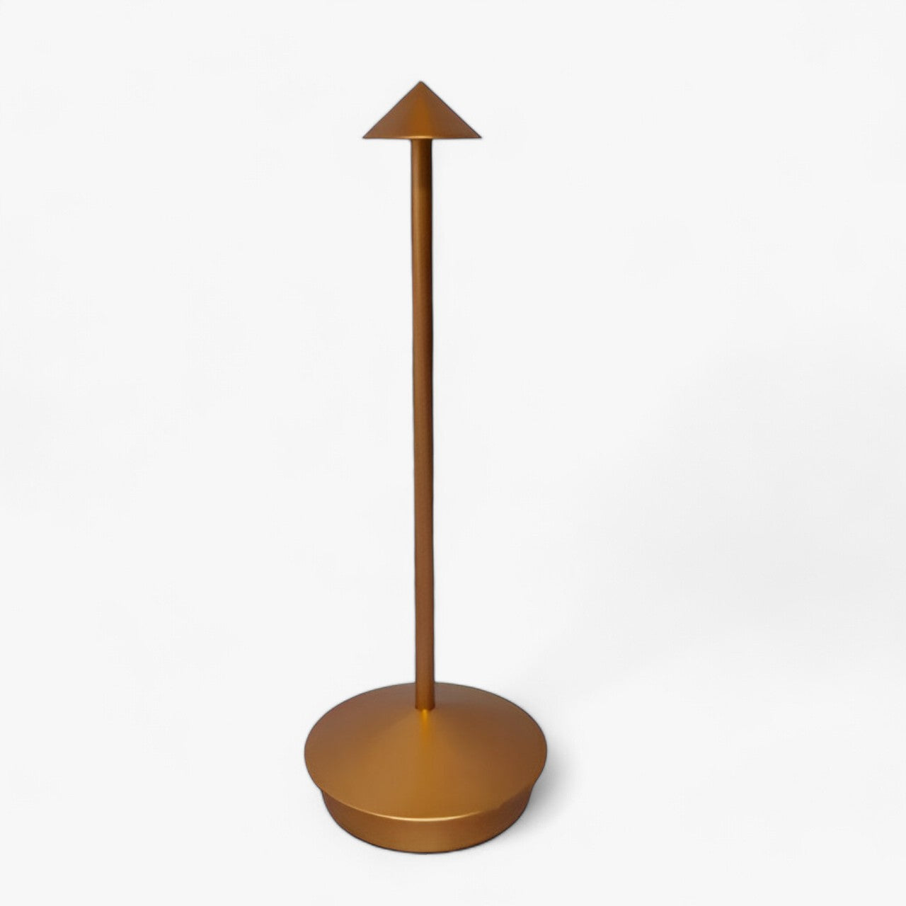 Lampe de table LED dorée moderne, design minimaliste avec abat-jour conique, idéale pour décoration intérieure contemporaine et éclairage d'ambiance.
