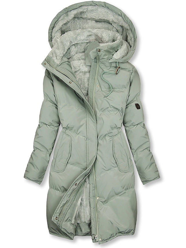 Manteau d'hiver long vert menthe pour femme avec capuche, doublure en fausse fourrure, poches avant et fermeture éclair. Vêtement chaud et élégant.