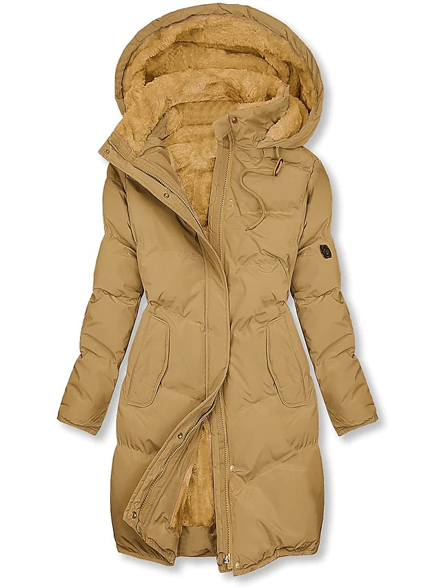 Manteau long d'hiver beige pour femme avec capuche doublée en fausse fourrure, poches latérales et fermeture éclair, style élégant et chaud.
