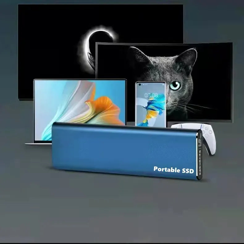 Disque SSD portable bleu devant un écran d'ordinateur, un smartphone, une télévision et une manette de jeu. Accessoire de stockage externe rapide.