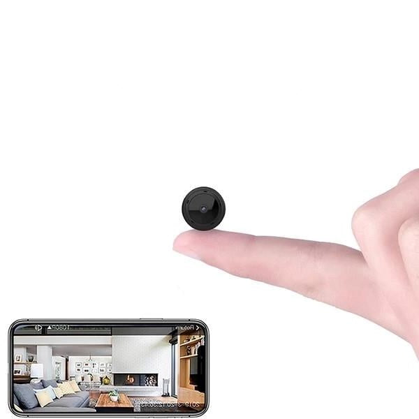 Caméra espion miniature sur un doigt, affichant une vue en direct sur un smartphone. Idéale pour la sécurité discrète et la surveillance à distance.
