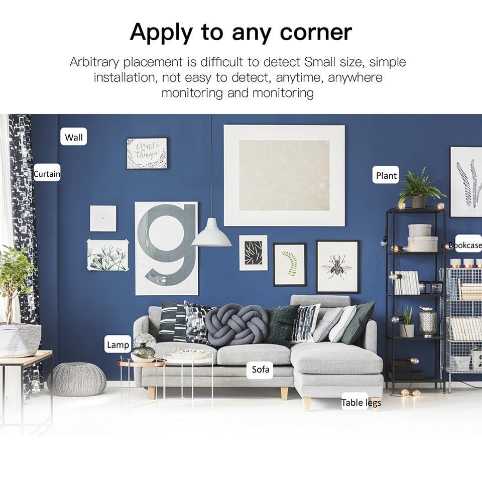 Salon moderne avec canapé gris, mur bleu décoré de cadres, lampe, plante, rideau blanc et étagère noire. Design intérieur élégant et contemporain.