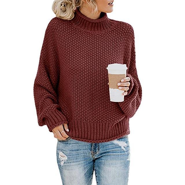 Femme portant un pull en maille bordeaux avec un café à la main, jeans déchirés. Mode automne, style décontracté, tendance féminine.
