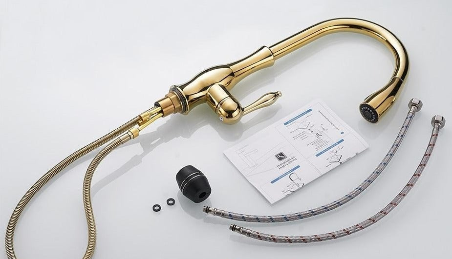 Robinet de cuisine doré avec bec flexible, accessoires de montage, tuyaux d'alimentation et manuel d'installation sur fond blanc.