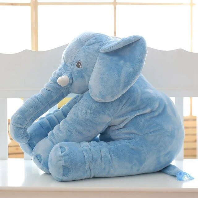 Peluche éléphant bleu doux, assis sur une chaise blanche, lumière naturelle en arrière-plan. Jouet enfant, cadeau mignon, décoration chambre bébé.