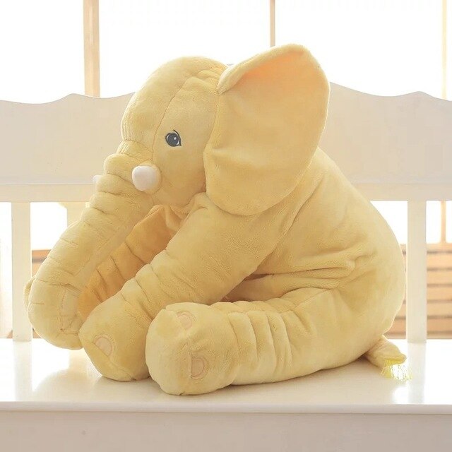 Peluche éléphant jaune assis sur un banc blanc, jouet doux et câlin pour enfants, décoration de chambre, cadeau idéal pour bébé.