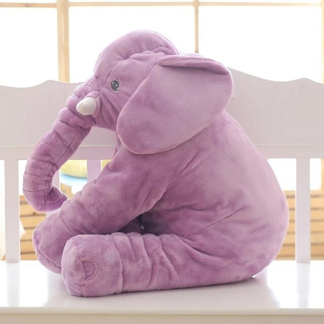 Éléphant en peluche violet assis sur une chaise blanche, jouet doux et câlin pour enfants, décoration de chambre, cadeau d'anniversaire idéal.