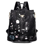 Sac à dos noir avec motif galaxie, planètes et étoiles, design moderne et élégant, idéal pour la mode urbaine et les amateurs d'astronomie.
