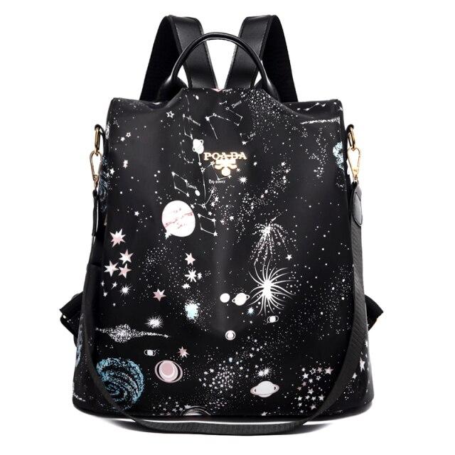 Sac à dos noir avec motif galaxie, planètes et étoiles, design moderne et élégant, idéal pour la mode urbaine et les amateurs d'astronomie.