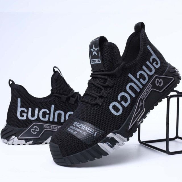 Chaussures de sport noires modernes avec semelle épaisse, design futuriste et inscriptions blanches, posées sur un support métallique.