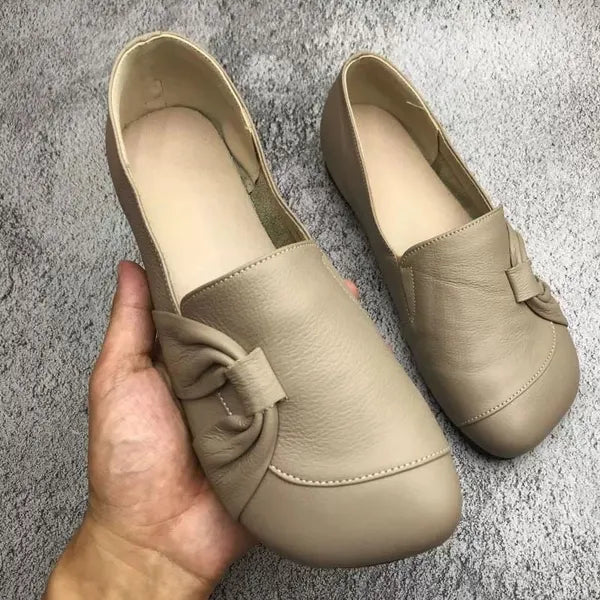 Chaussures plates en cuir beige pour femmes avec nœud décoratif, confortables et élégantes, idéales pour un style décontracté ou professionnel.