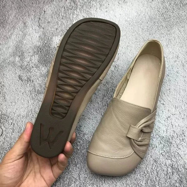 Chaussures plates en cuir beige pour femmes, semelle antidérapante, design élégant avec nœud décoratif, confortables et tendance.