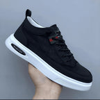 Chaussure de sport noire pour homme avec semelle blanche épaisse, lacets noirs et étiquette "Fashion". Design moderne et tendance.