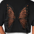 T-shirt noir avec motif ailes de papillon en dentelle transparente, design élégant et tendance, mode féminine, vue de dos.