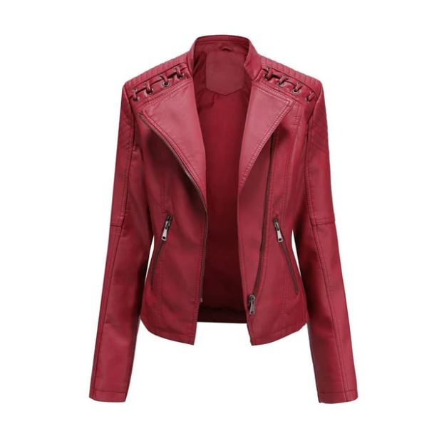 Veste en cuir rouge pour femme, style motard, avec fermetures éclair argentées et détails matelassés. Mode tendance, élégance urbaine.