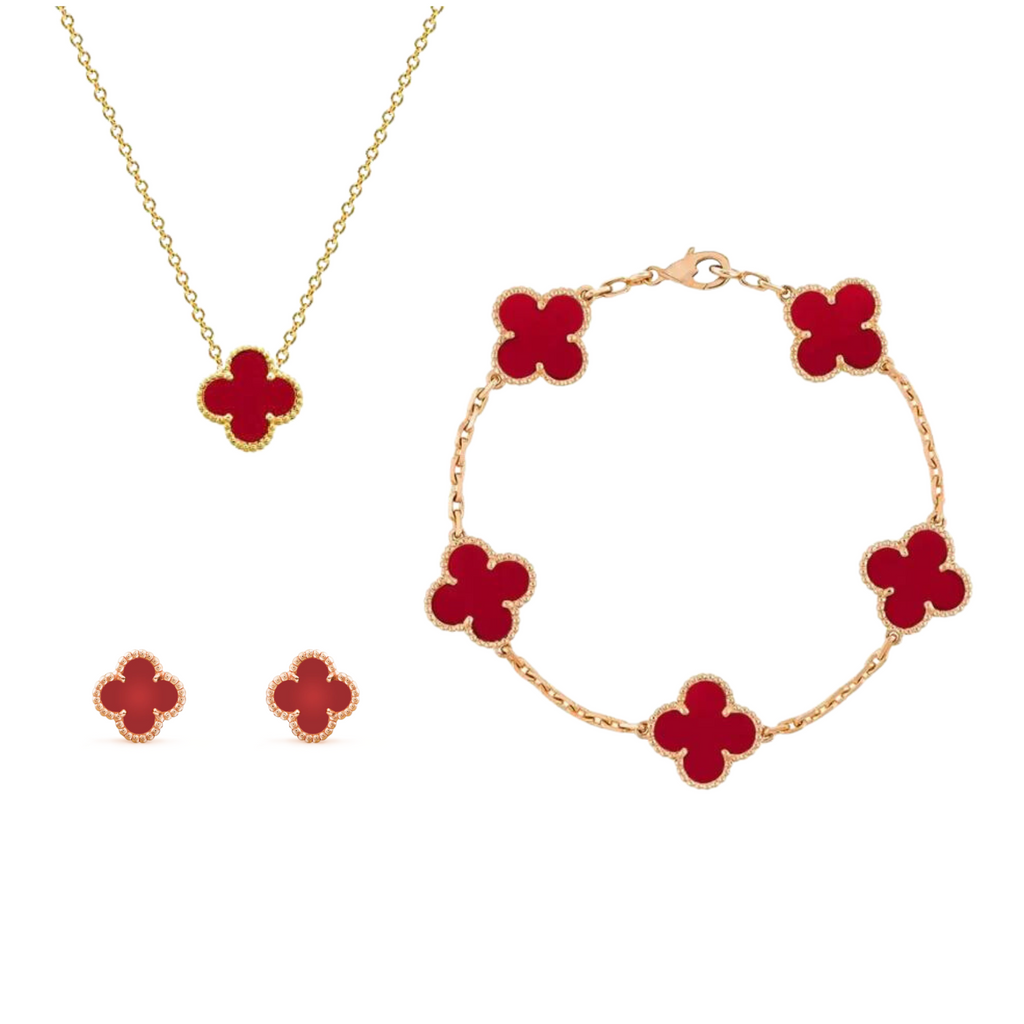 Collier, bracelet et boucles d'oreilles en or avec motifs trèfle rouge. Bijoux élégants, design floral, luxe, mode féminine.