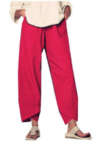 Pantalon sarouel rouge pour femme, ample et confortable, style décontracté, avec sandales blanches. Mode estivale tendance.