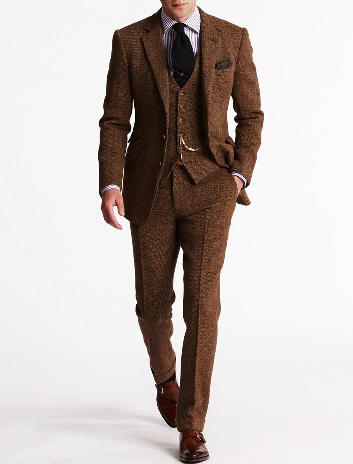 Homme en costume marron élégant, cravate noire, chemise rayée, marchant. Mode masculine, style formel, tenue d'affaires chic.