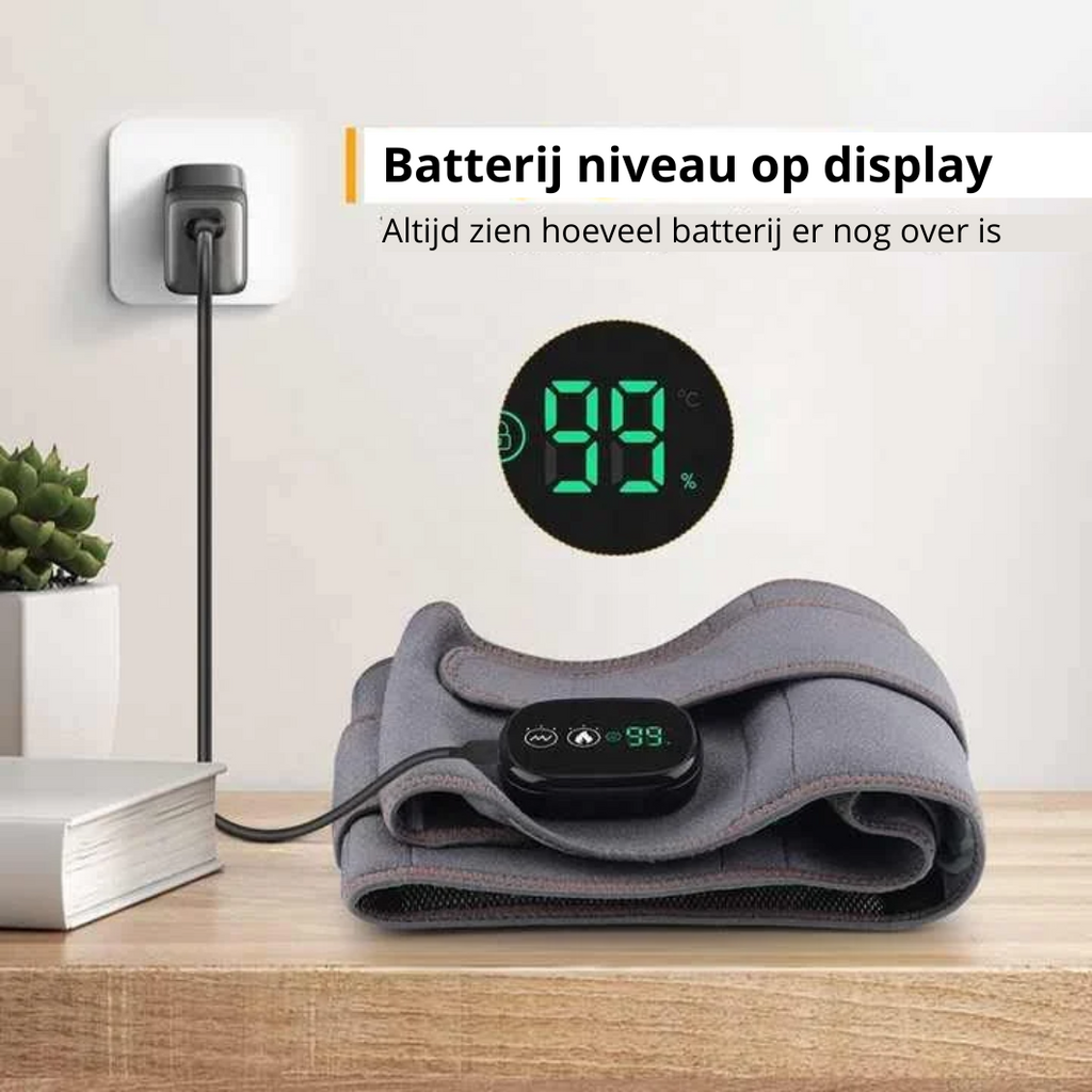 Coussin chauffant électrique gris avec affichage numérique de niveau de batterie, branché à une prise murale, posé sur une table en bois.