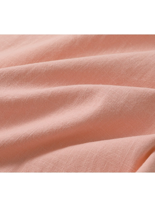 Tissu en lin rose pâle, texture douce et plissée, idéal pour la couture et la décoration intérieure. Matériau naturel et élégant.