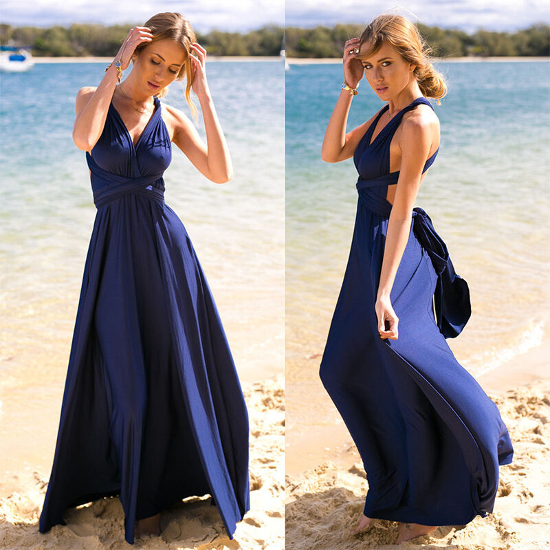 Robe longue bleue élégante sur plage, femme en été, mode balnéaire chic, tenue de soirée, style décontracté, bord de mer, vacances.