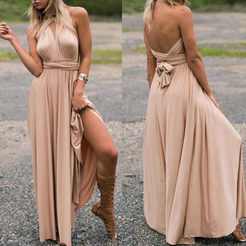 Robe longue beige élégante avec dos nu et ceinture nouée, fendue sur le côté, portée par une femme en extérieur. Mode féminine chic et tendance.